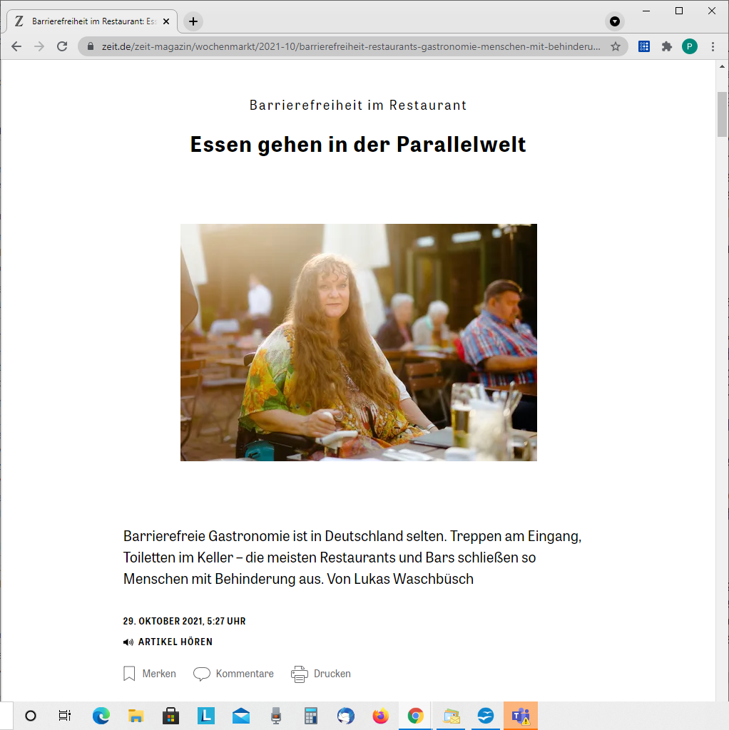Screenshot von dem Artikel bei der Zeit. Titel: Essen gehen in der Parallelwelt. Dazu ein Foto mit Patricia Koller im Außenbereich vom Wirtshaus am Rosengarten.  