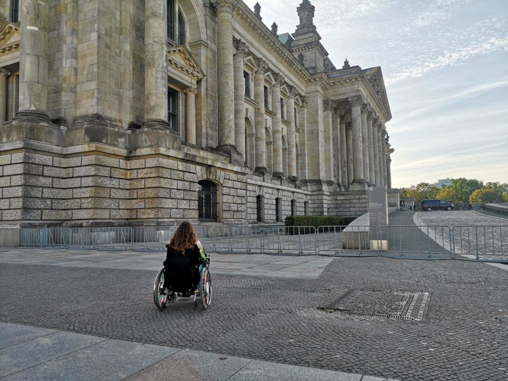 Rollstuhlfahrerin vor dem Bundestag