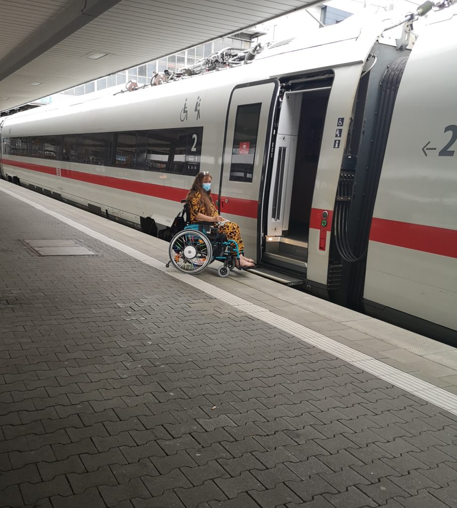 Rollstuhlfahrerin auf dem Bahnsteig