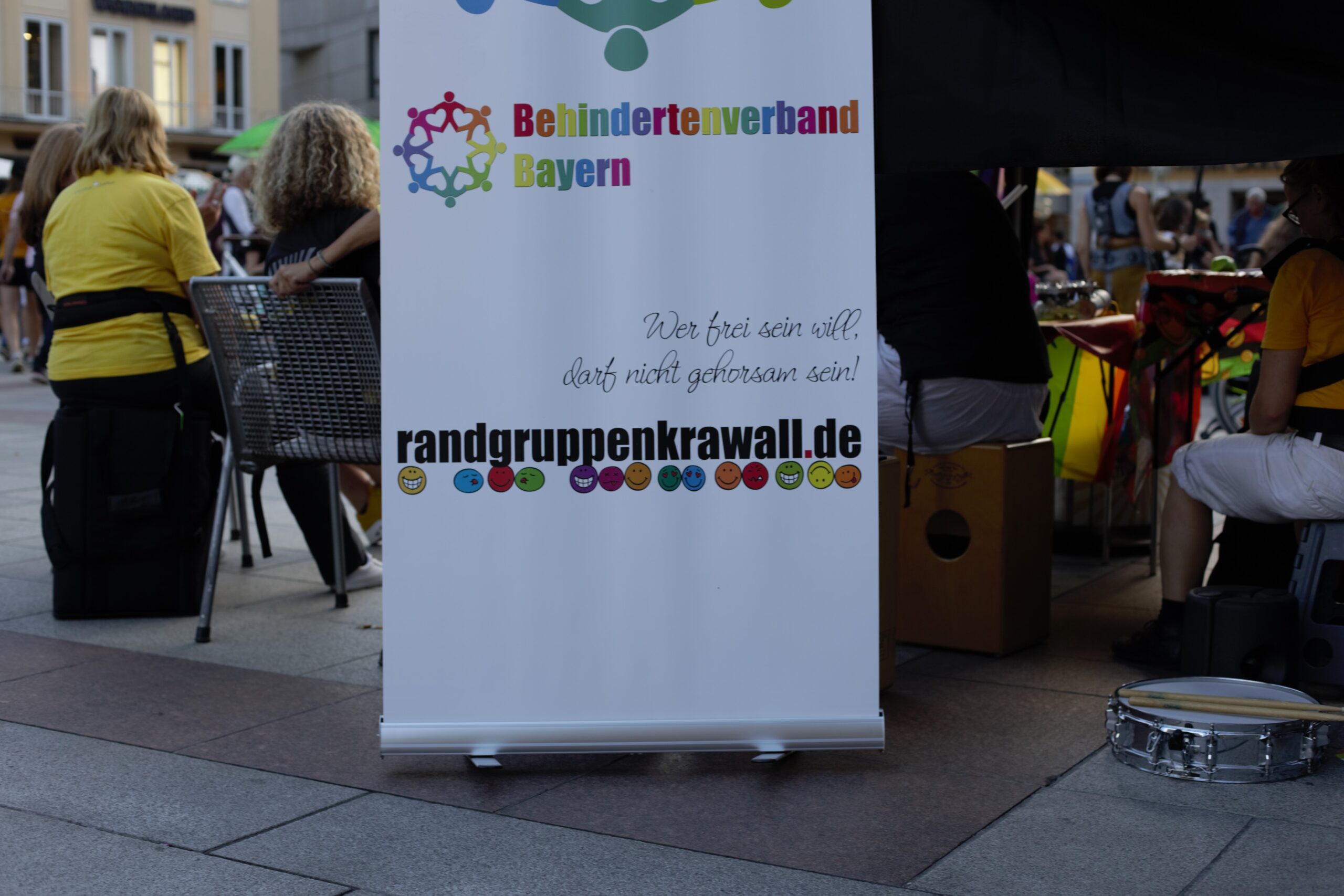 Aufschrift: Behindertenverband Bayern, Wer frei sein will, darf nicht gehorsam sein", Randgruppenkrawall