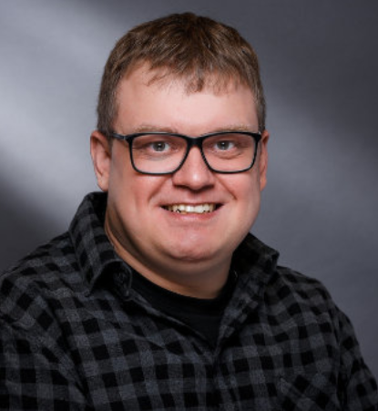 Daniel Neugebauer, ein junger Mann mit Brille und einem freundlichen Lächeln